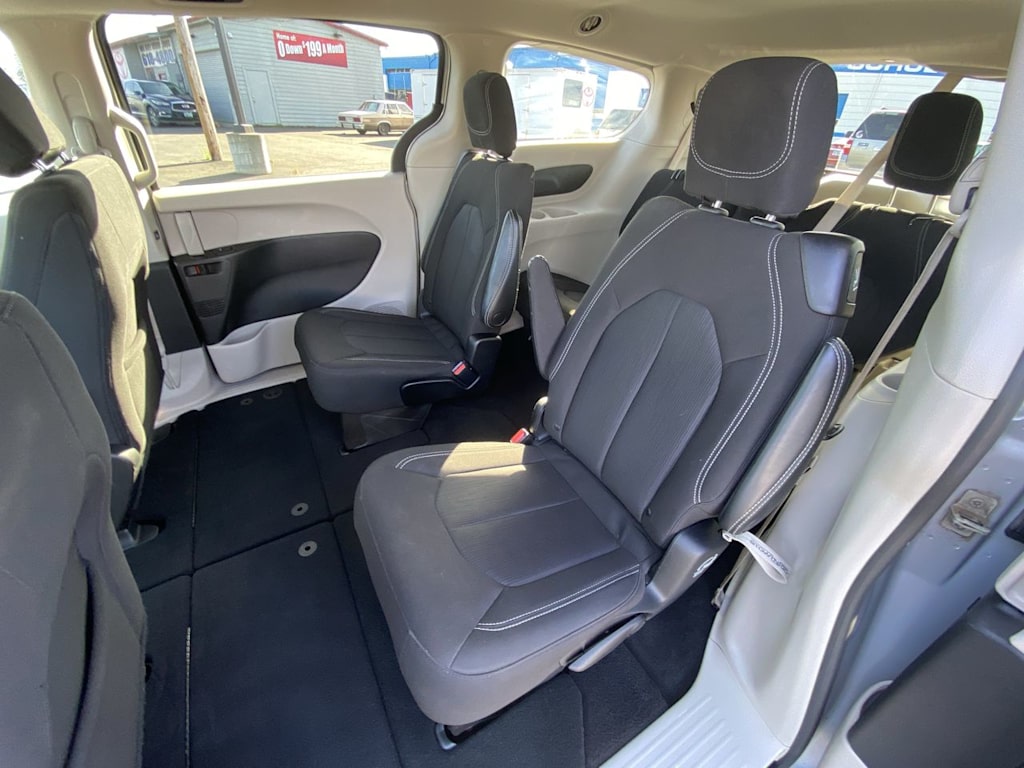 2022 Chrysler Voyager LX 10
