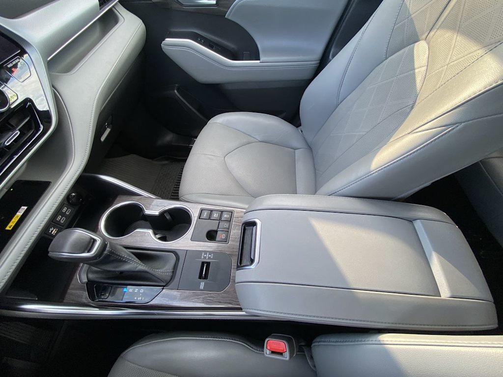 Thumbnail: 2023 Toyota Highlander - 8