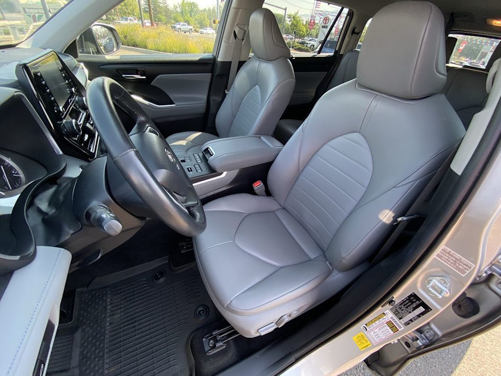 Thumbnail: 2022 Toyota Highlander - 7