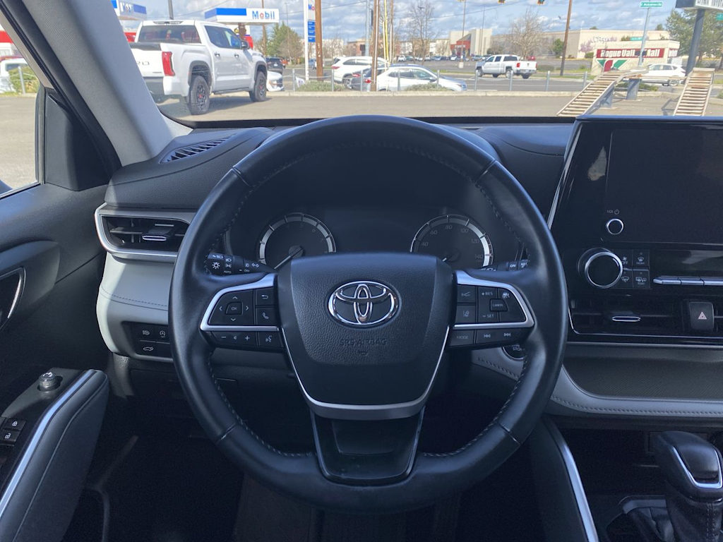 Thumbnail: 2023 Toyota Highlander - 2