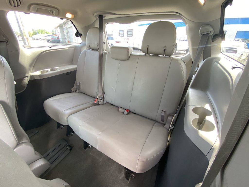 Thumbnail: 2018 Toyota Sienna - 25