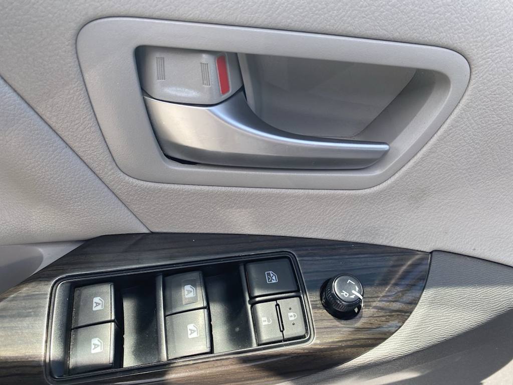 Thumbnail: 2018 Toyota Sienna - 20