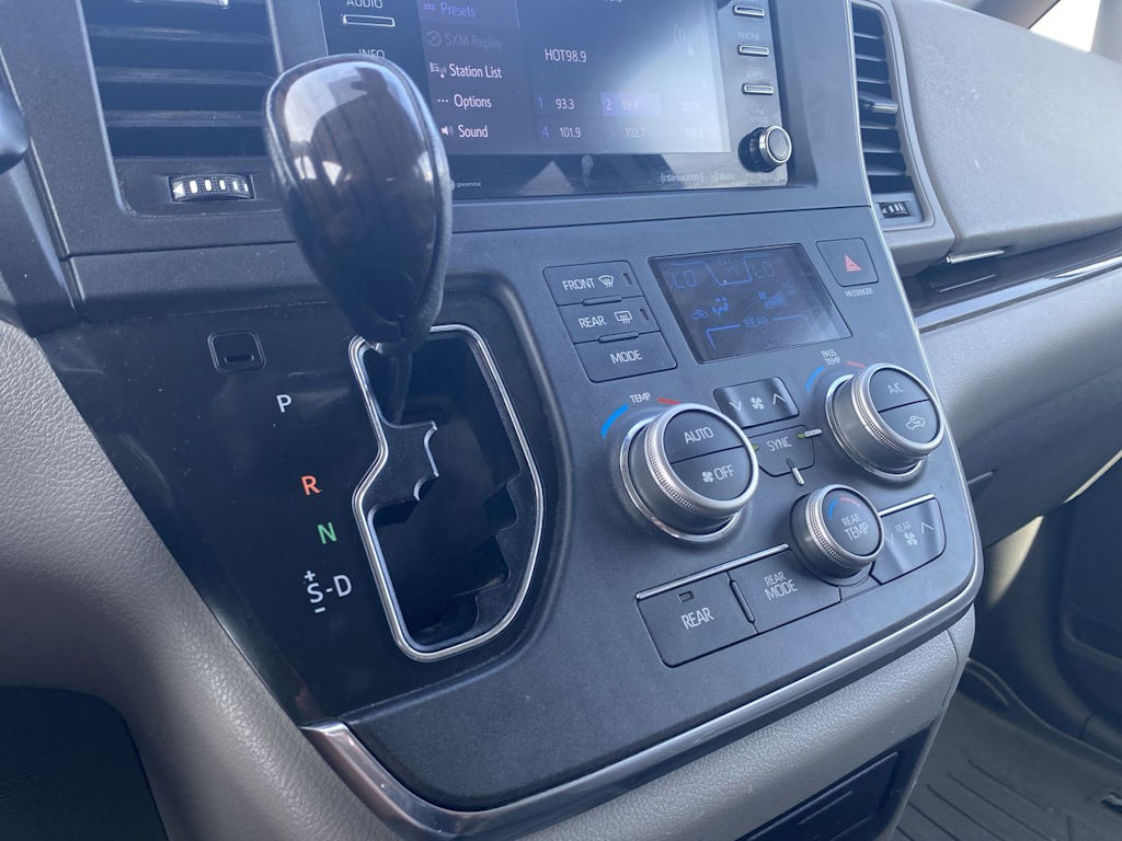Thumbnail: 2018 Toyota Sienna - 23