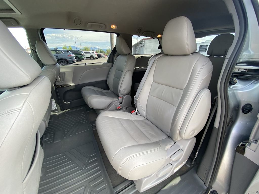 Thumbnail: 2018 Toyota Sienna - 10