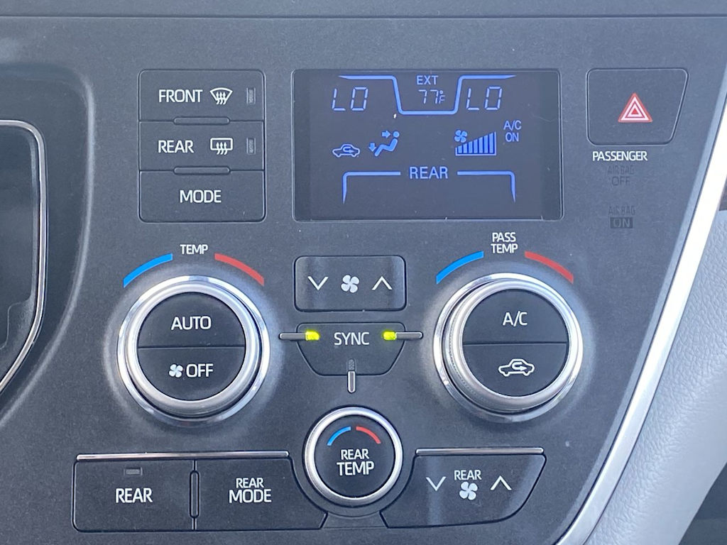 Thumbnail: 2018 Toyota Sienna - 22