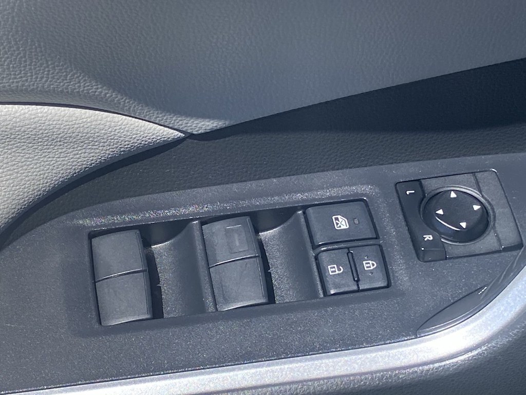 Thumbnail: 2020 Toyota RAV4 - 21