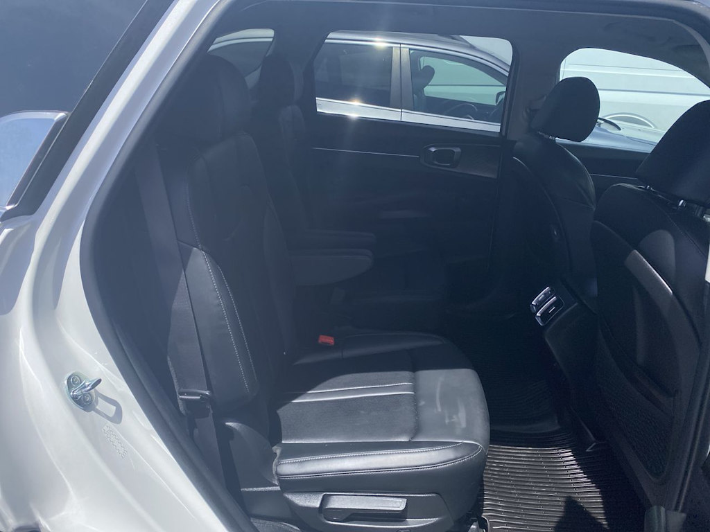Thumbnail: 2023 Kia Sorento - 11