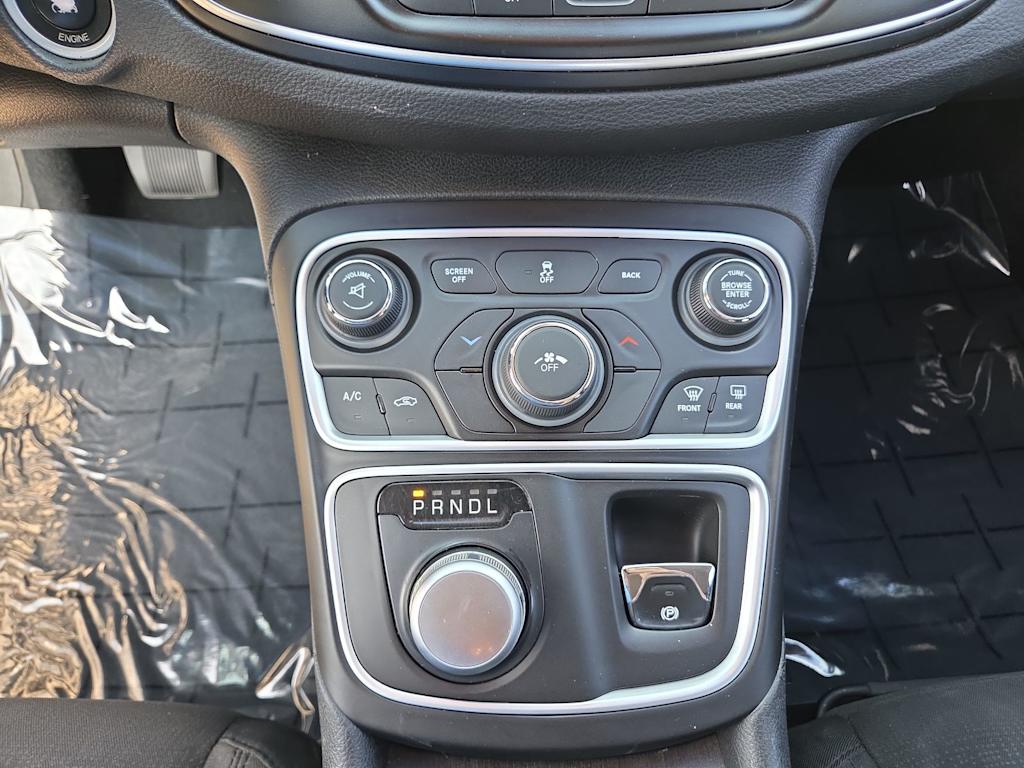 Thumbnail: 2015 Chrysler 200 - 29