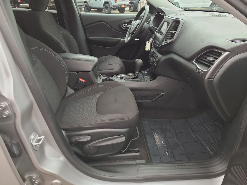 Thumbnail: 2019 Jeep Cherokee - 12