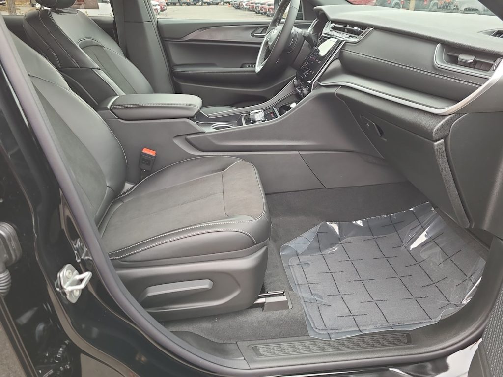 Thumbnail: 2025 Jeep Grand Cherokee - 12