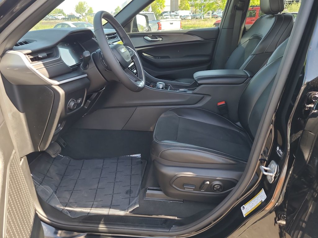 2024 Jeep Grand Cherokee Laredo 11