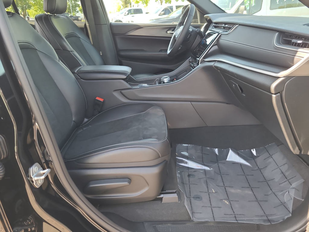 2024 Jeep Grand Cherokee Laredo 12