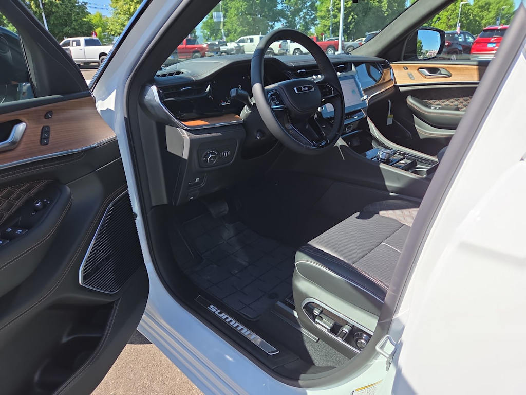 Thumbnail: 2026 Jeep Grand Cherokee - 22
