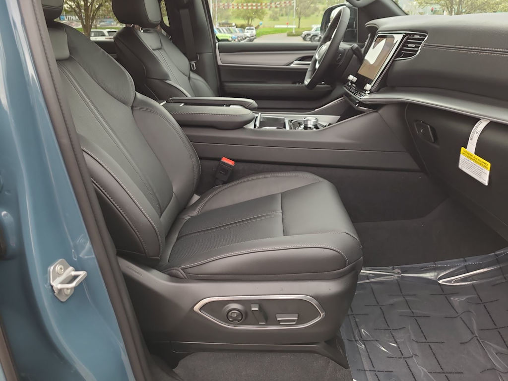 Thumbnail: 2026 Jeep Grand Wagoneer - 10