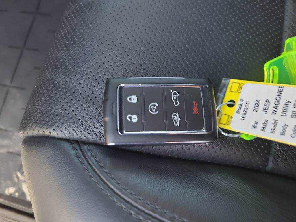 Thumbnail: 2024 Jeep Wagoneer - 16