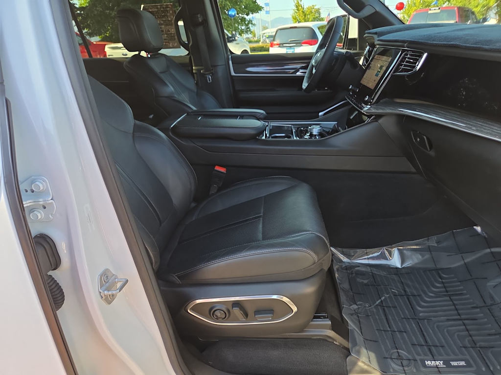 Thumbnail: 2022 Jeep Wagoneer - 10