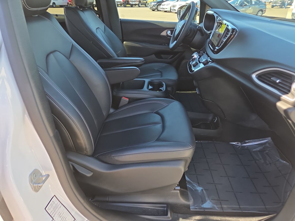 Thumbnail: 2025 Chrysler Pacifica - 12