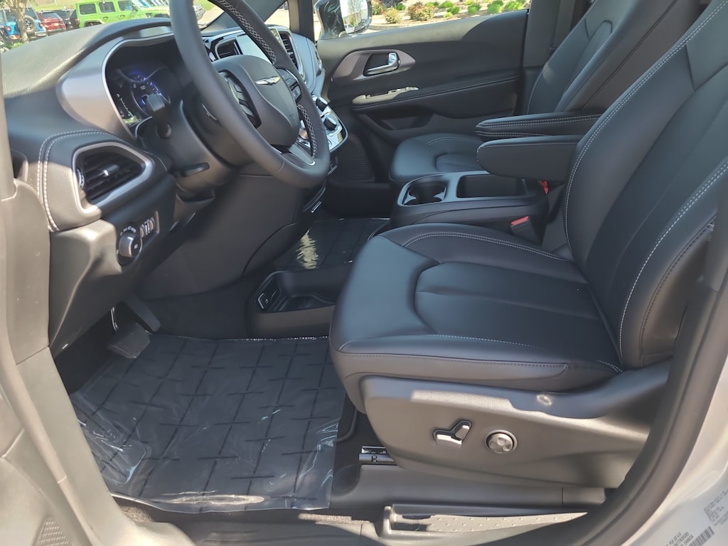 Thumbnail: 2026 Chrysler Pacifica - 10