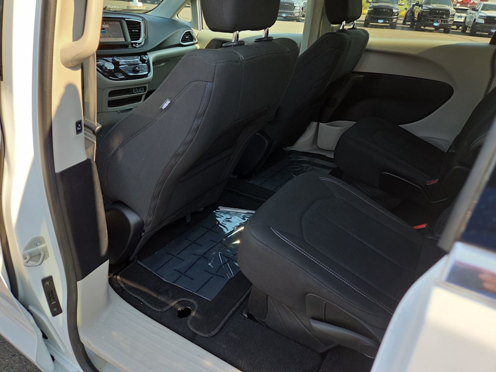 Thumbnail: 2023 Chrysler Voyager - 12