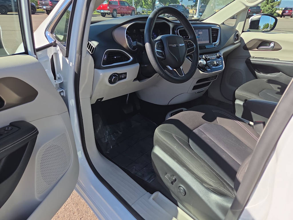 Thumbnail: 2022 Chrysler Voyager - 2