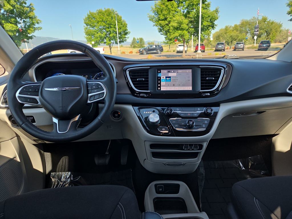 Thumbnail: 2022 Chrysler Voyager - 10