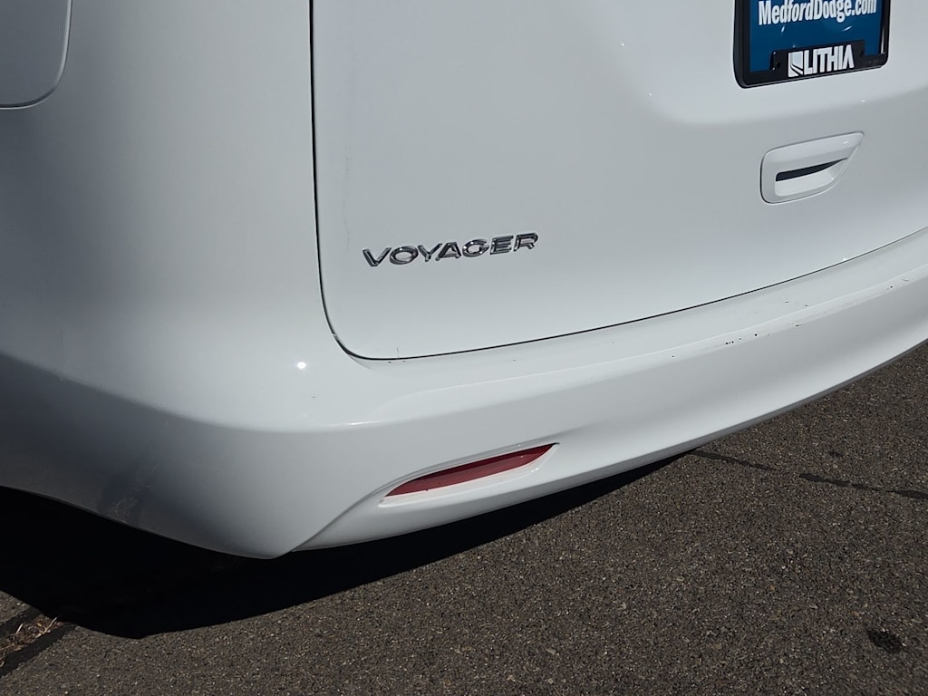 Thumbnail: 2022 Chrysler Voyager - 7