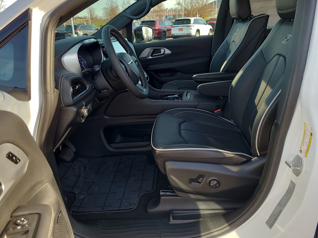 Thumbnail: 2026 Chrysler Pacifica - 10