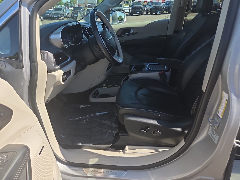 Thumbnail: 2017 Chrysler Pacifica - 10