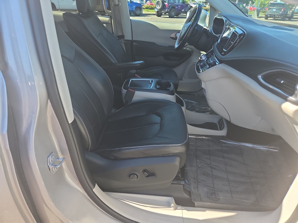 Thumbnail: 2017 Chrysler Pacifica - 11