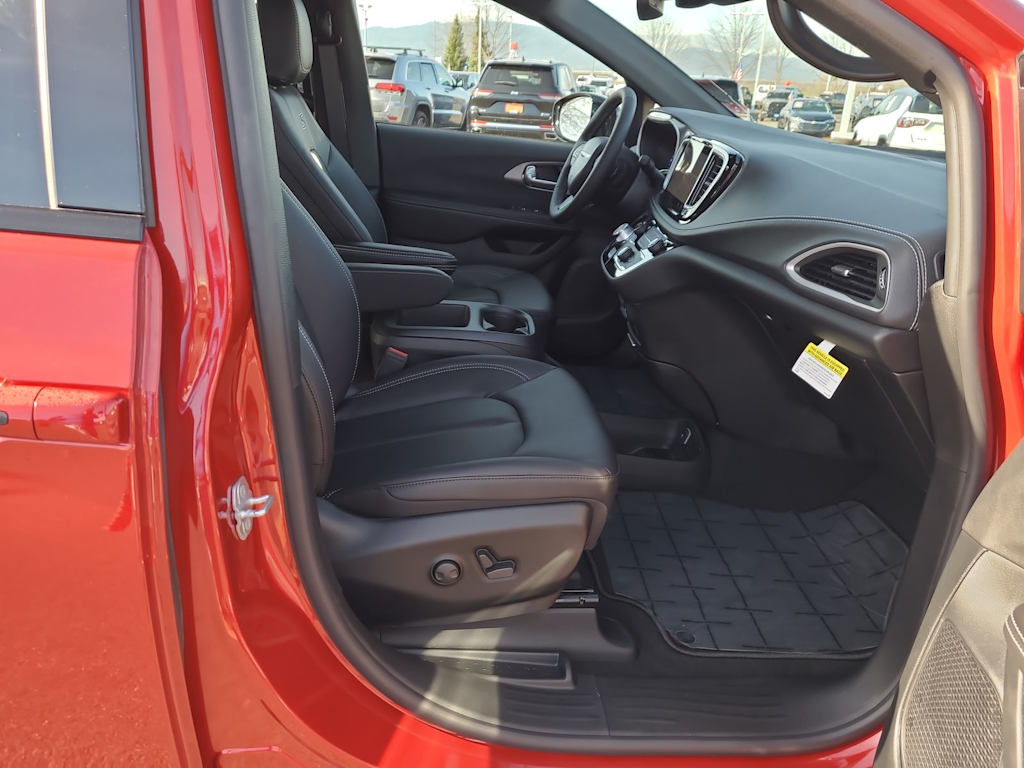 Thumbnail: 2026 Chrysler Pacifica - 27