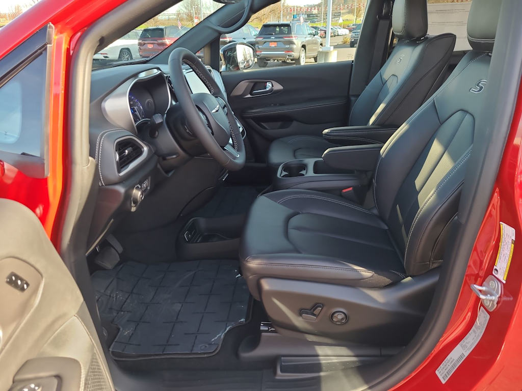 Thumbnail: 2026 Chrysler Pacifica - 10