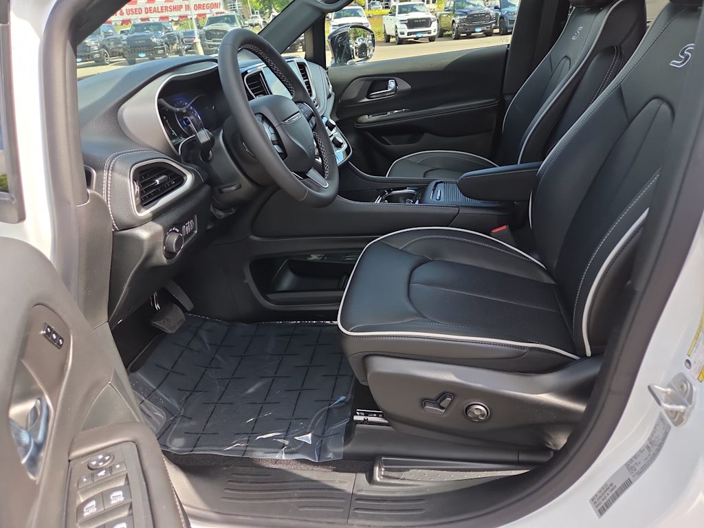 Thumbnail: 2027 Chrysler Pacifica - 10