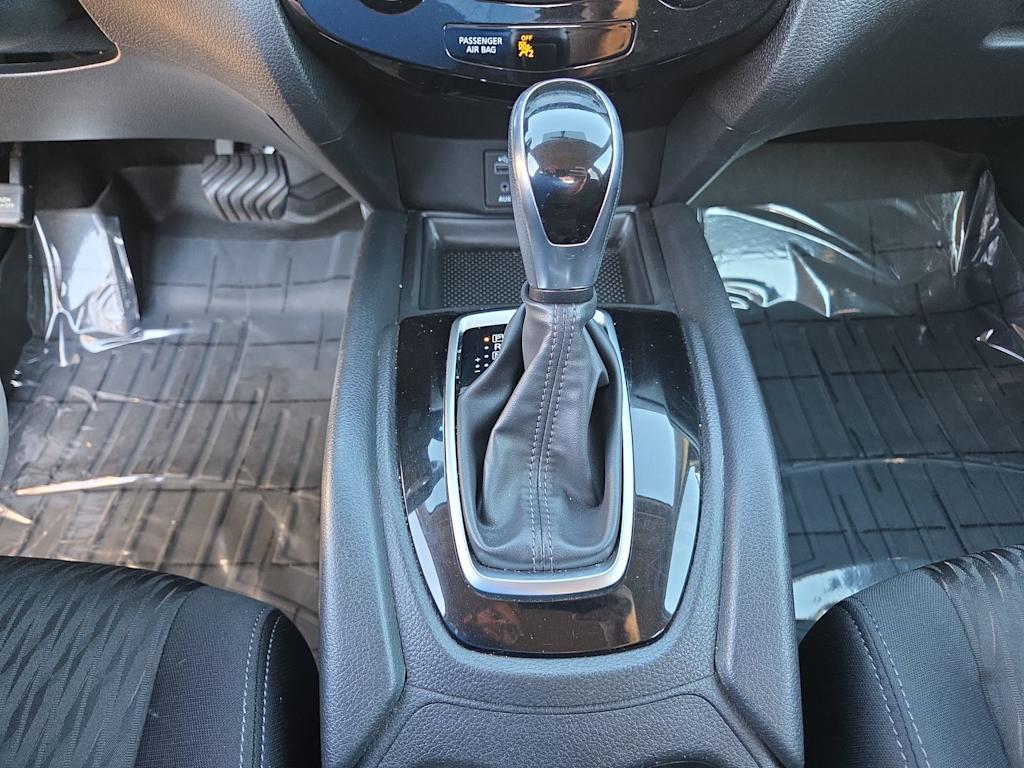 Thumbnail: 2017 Nissan Rogue - 15