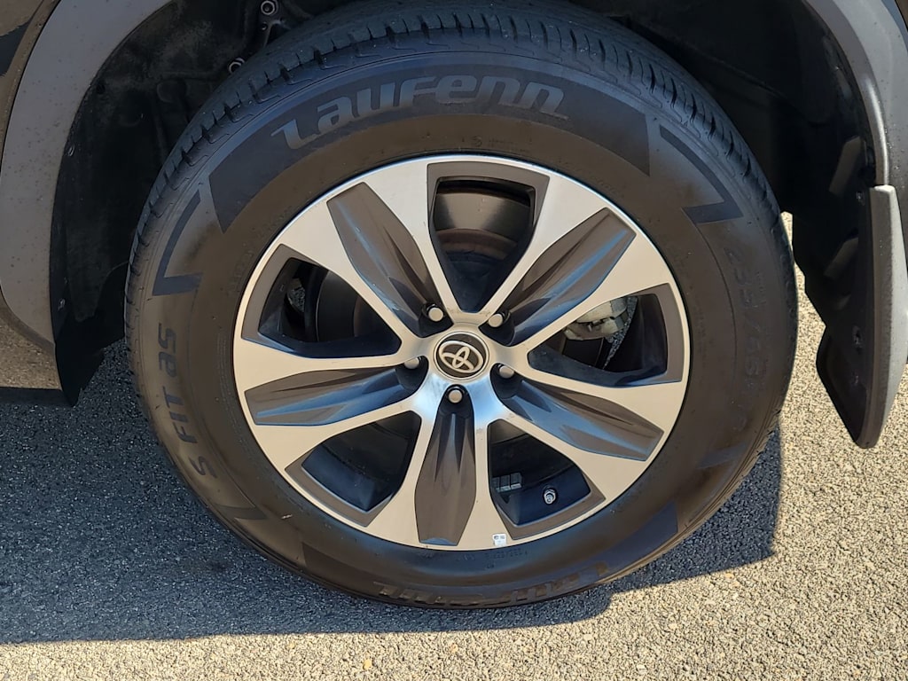2022 Toyota Highlander XLE 8