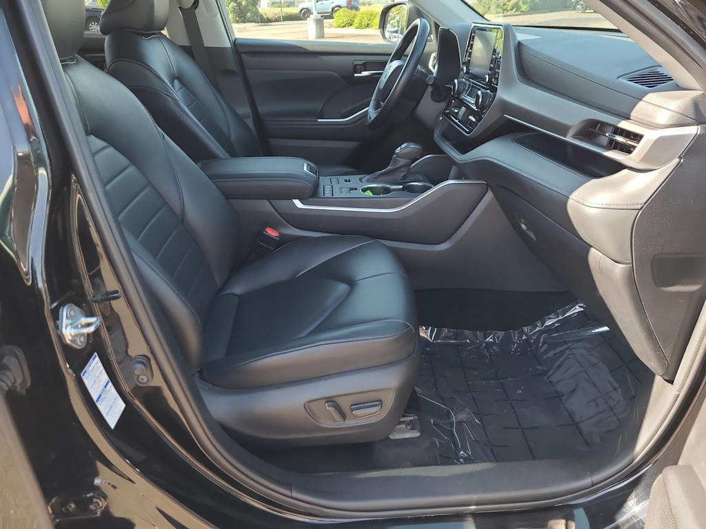 2022 Toyota Highlander XLE 28
