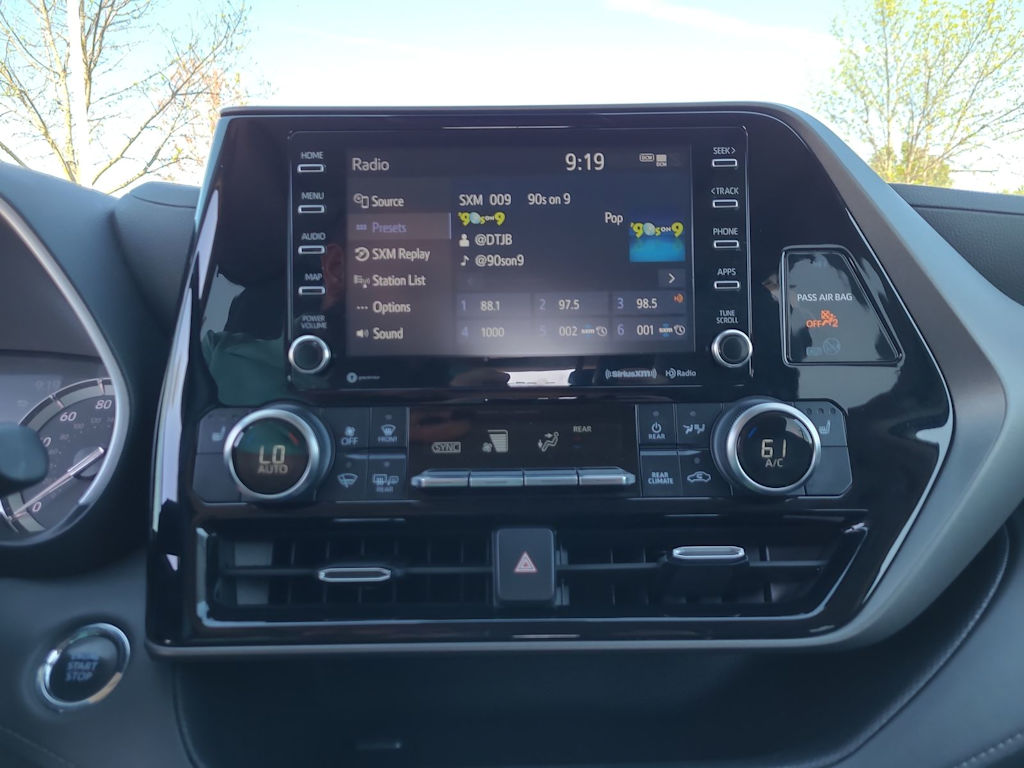 2022 Toyota Highlander XLE 13