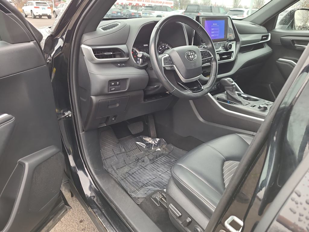 Thumbnail: 2023 Toyota Highlander - 2