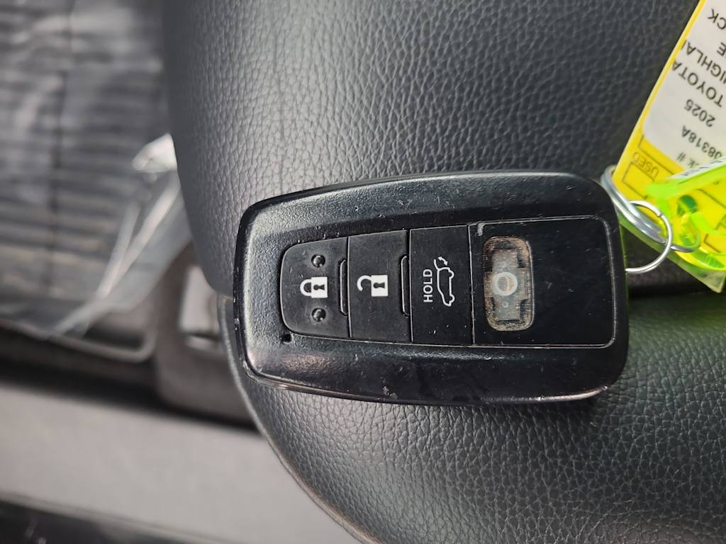 Thumbnail: 2023 Toyota Highlander - 18