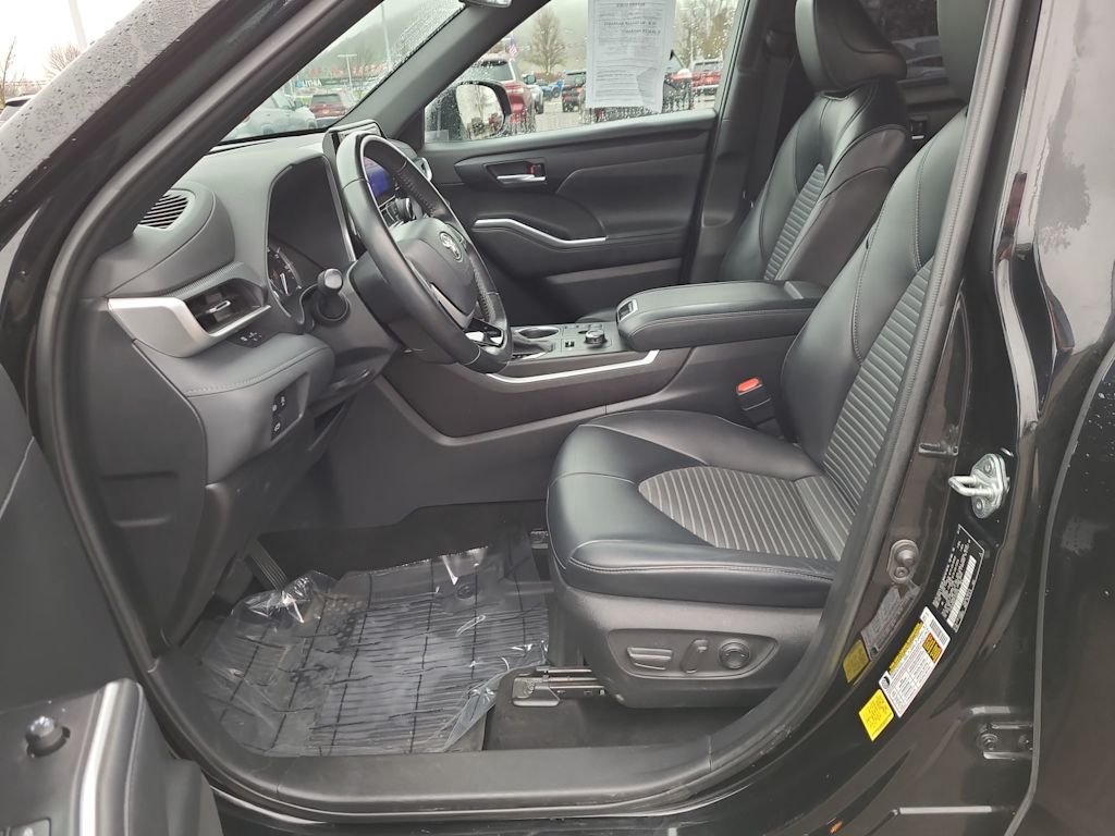 Thumbnail: 2023 Toyota Highlander - 11