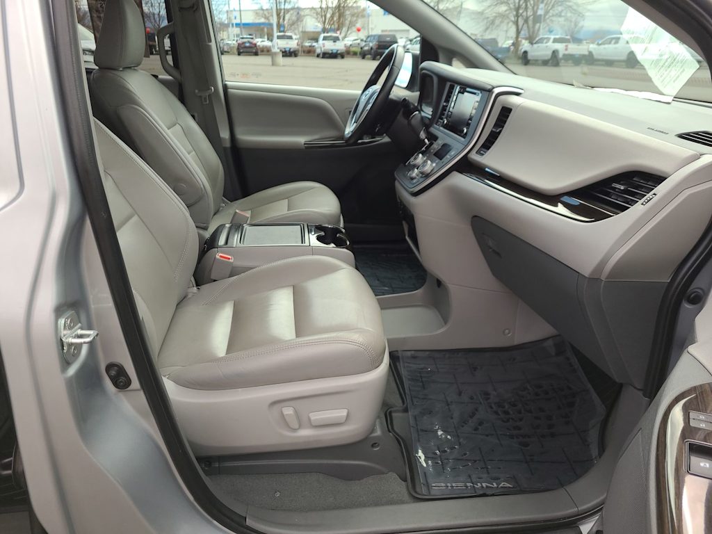 Thumbnail: 2020 Toyota Sienna - 27