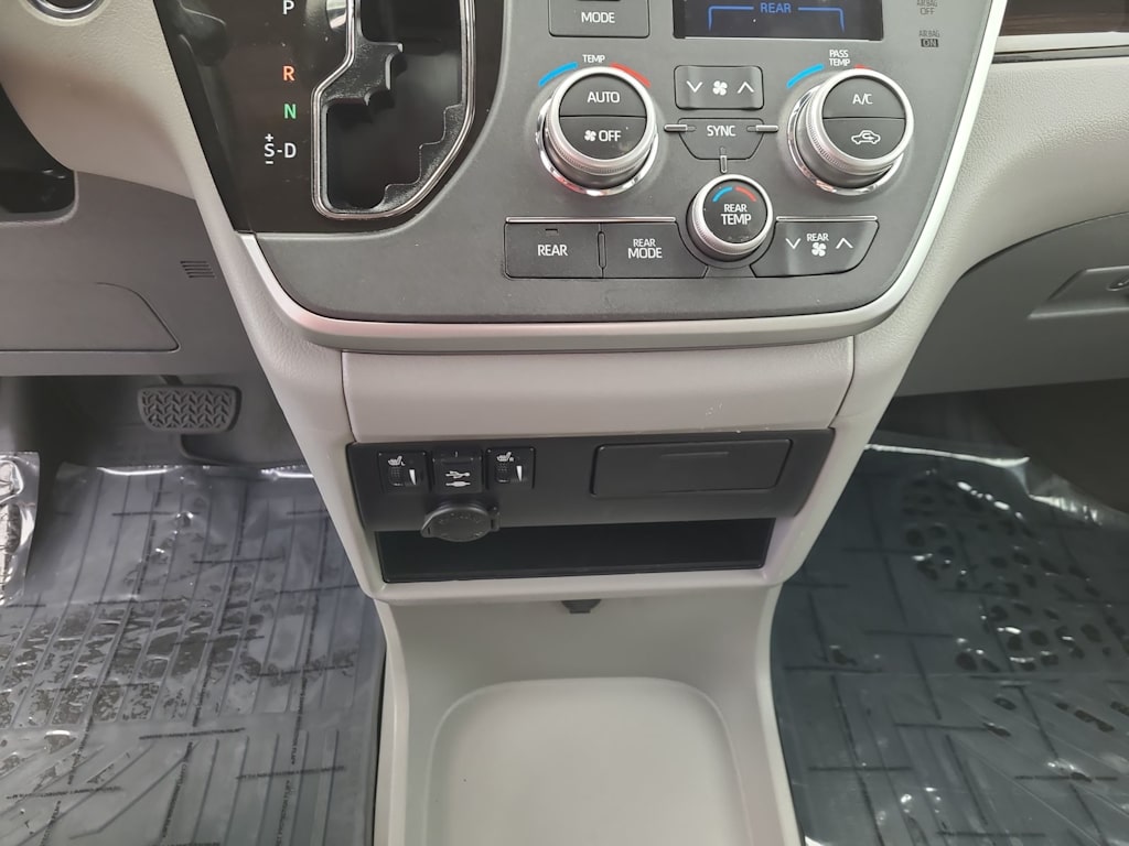 Thumbnail: 2020 Toyota Sienna - 29