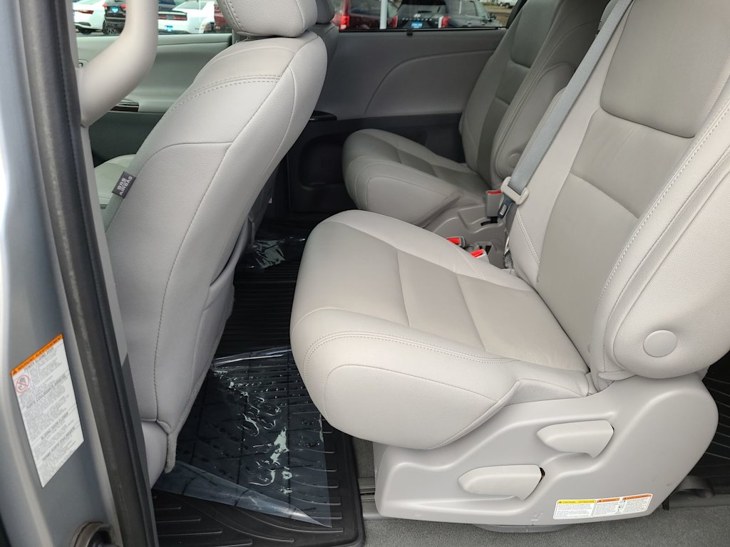 Thumbnail: 2020 Toyota Sienna - 26