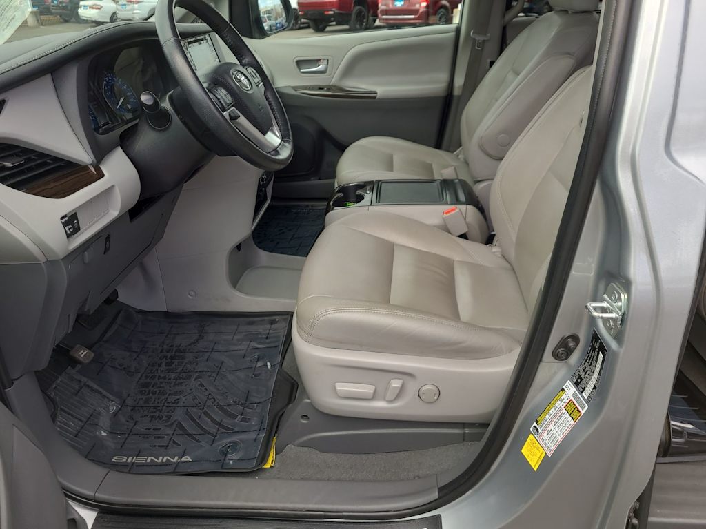 Thumbnail: 2020 Toyota Sienna - 11