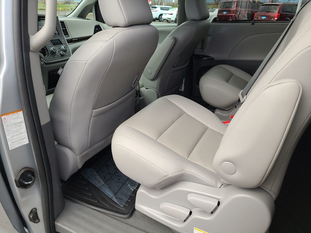 Thumbnail: 2020 Toyota Sienna - 12