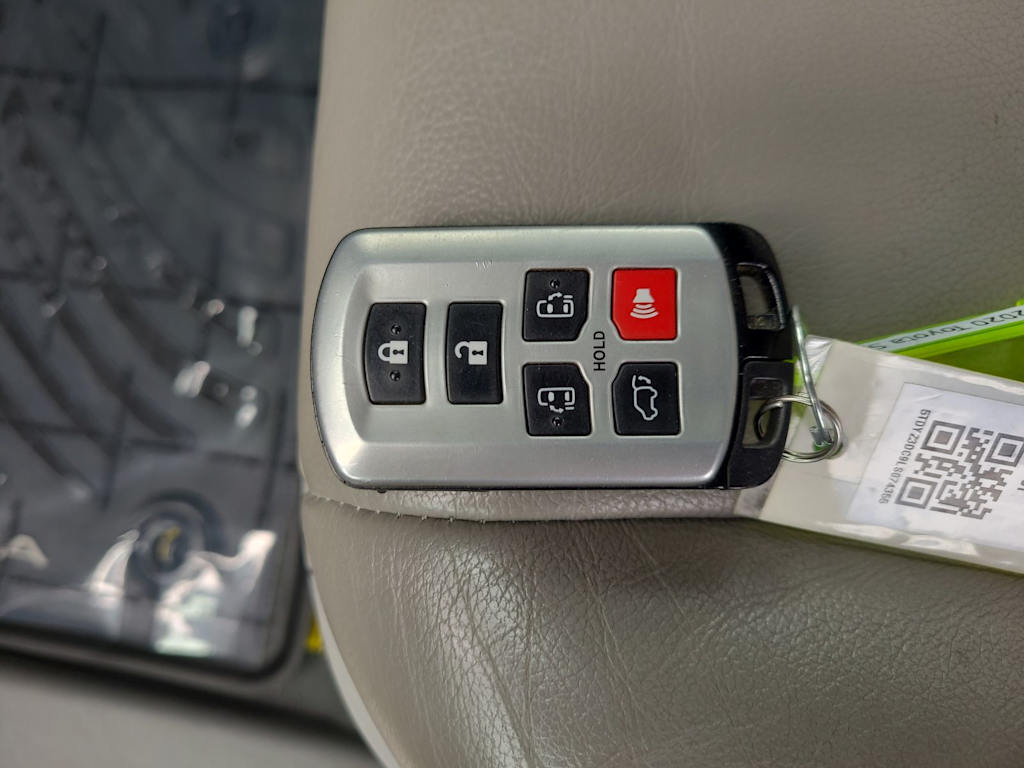 Thumbnail: 2020 Toyota Sienna - 16