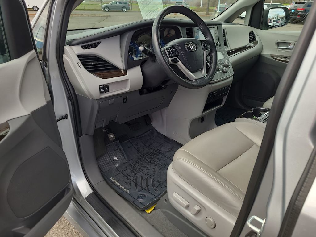 Thumbnail: 2020 Toyota Sienna - 10