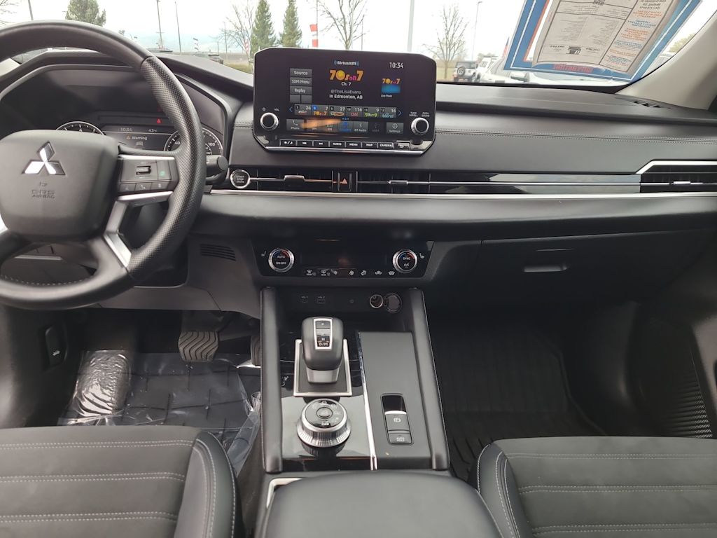 Thumbnail: 2024 Mitsubishi Outlander - 10