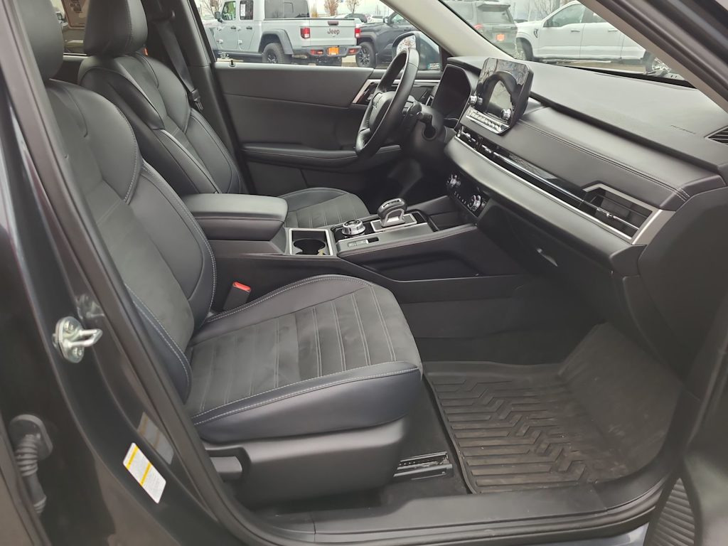 Thumbnail: 2024 Mitsubishi Outlander - 12