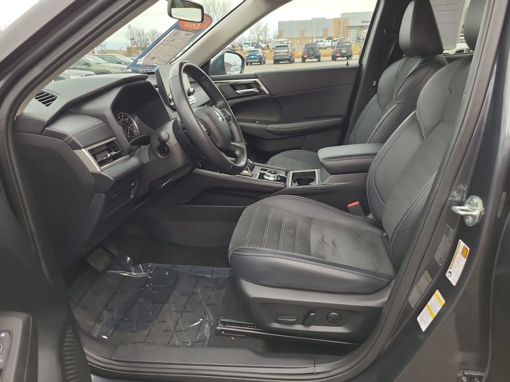 Thumbnail: 2024 Mitsubishi Outlander - 11