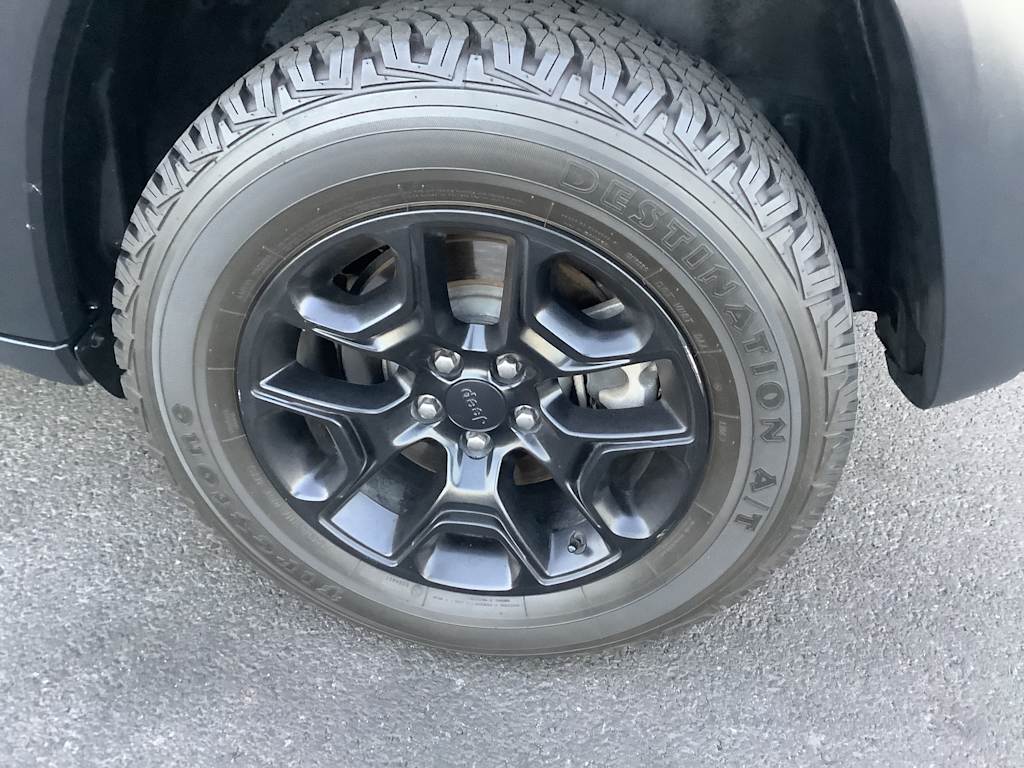 Thumbnail: 2019 Jeep Cherokee - 8